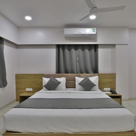 Hotel Monville Group Vadodara Buitenkant foto