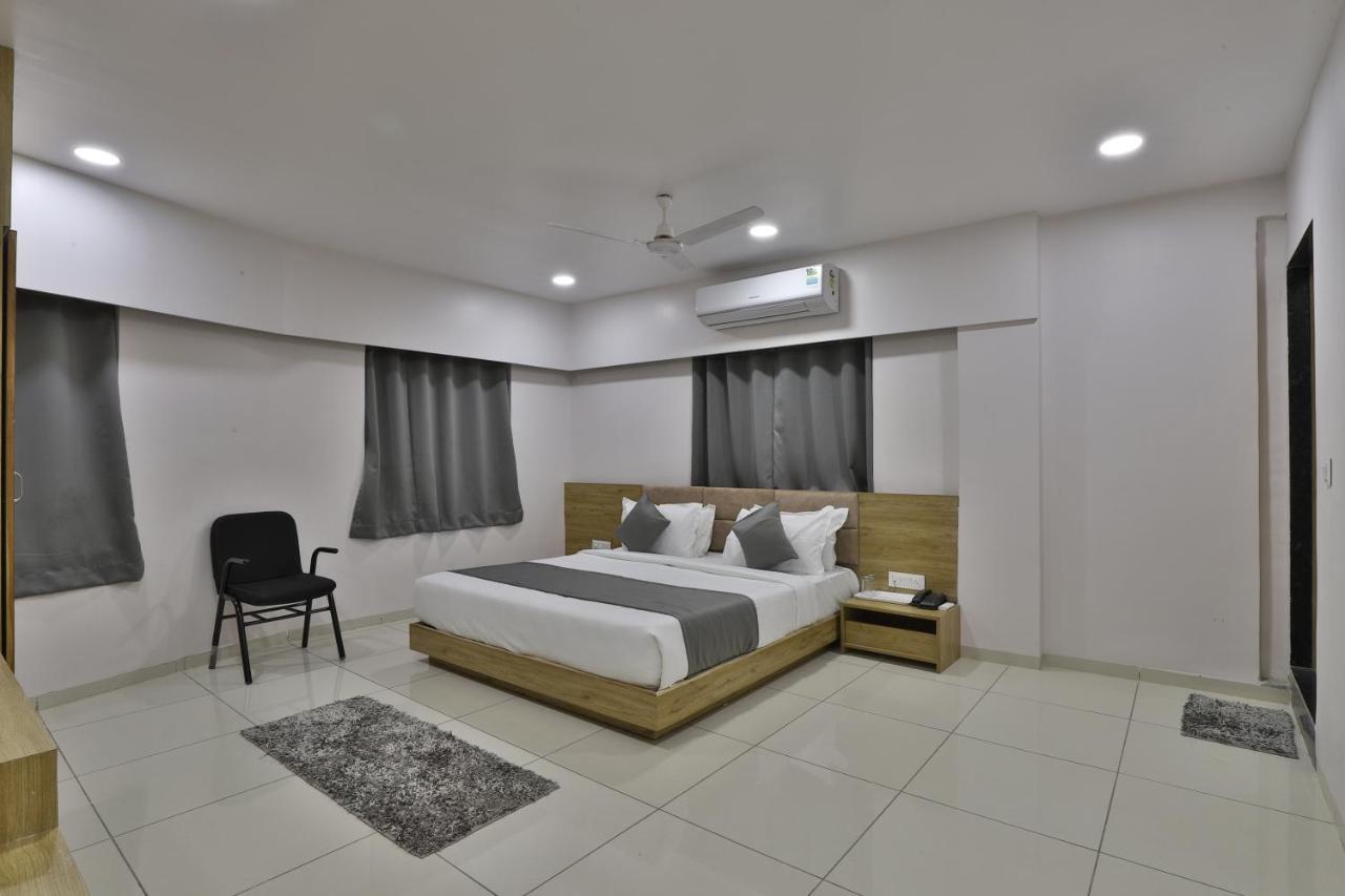 Hotel Monville Group Vadodara Buitenkant foto