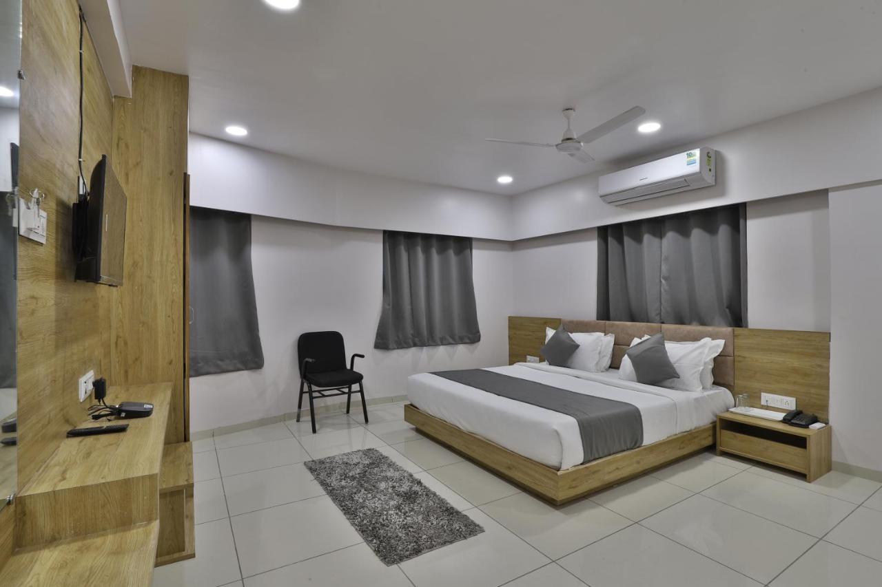 Hotel Monville Group Vadodara Buitenkant foto