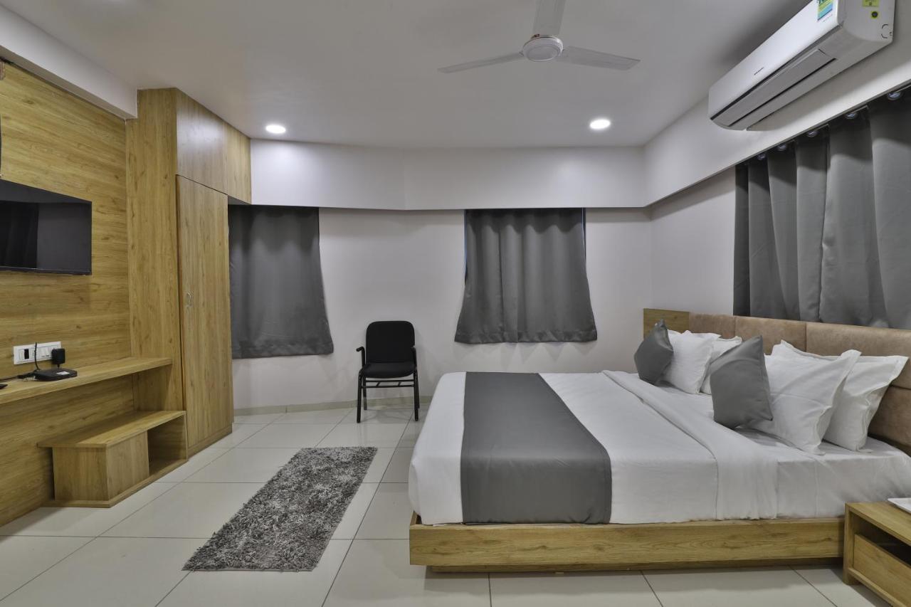 Hotel Monville Group Vadodara Buitenkant foto