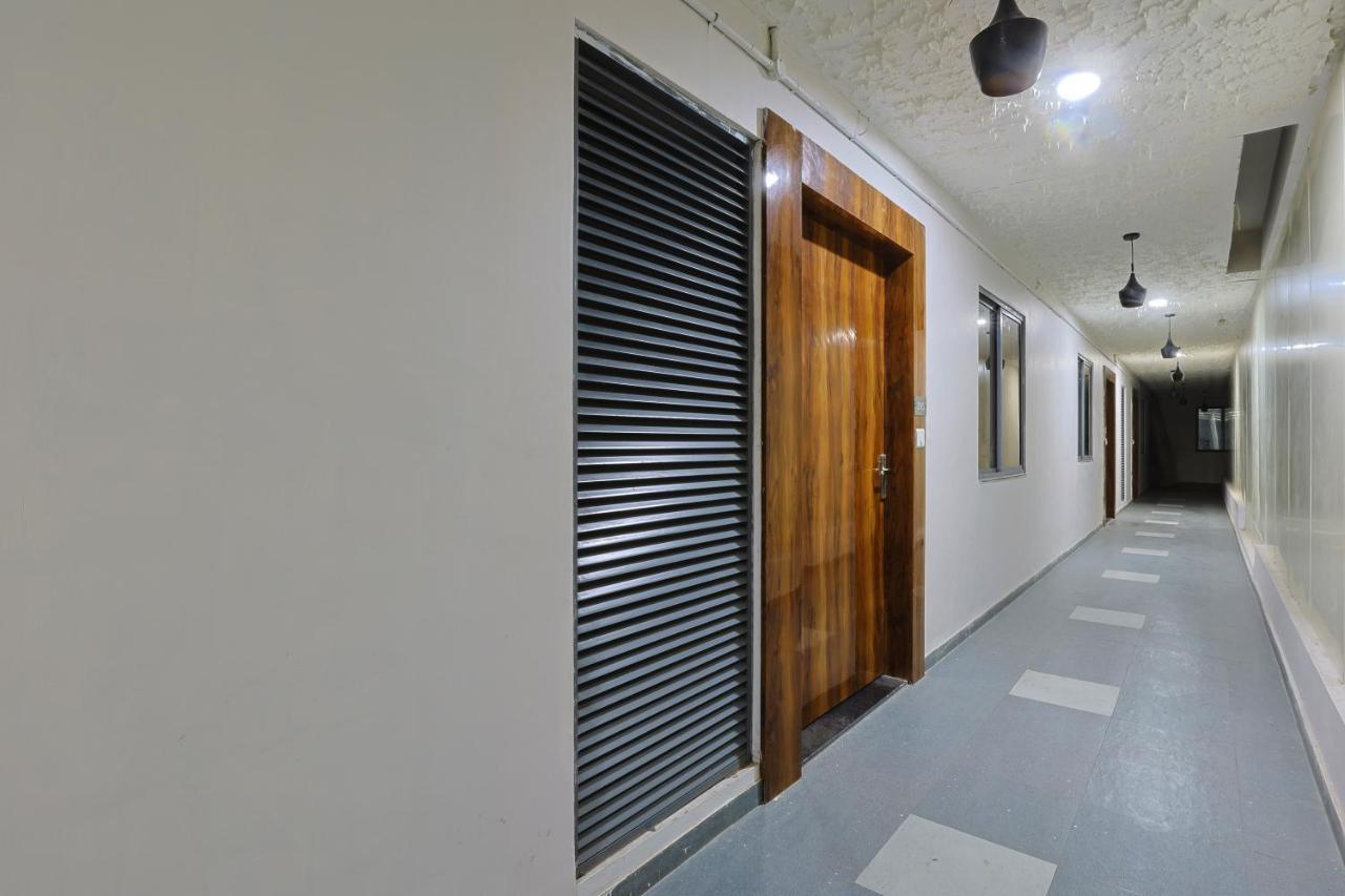 Hotel Monville Group Vadodara Buitenkant foto