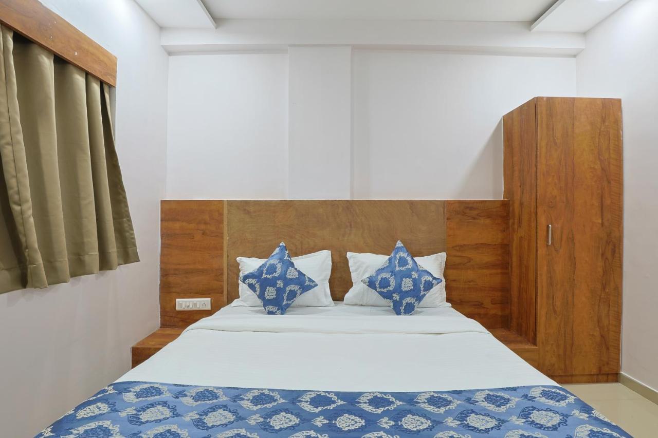 Hotel Monville Group Vadodara Buitenkant foto