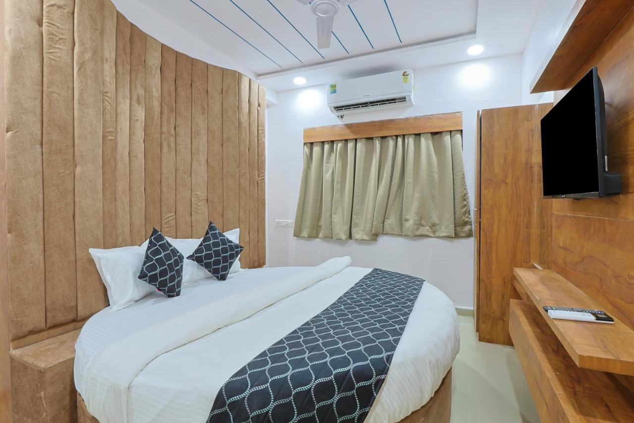Hotel Monville Group Vadodara Buitenkant foto