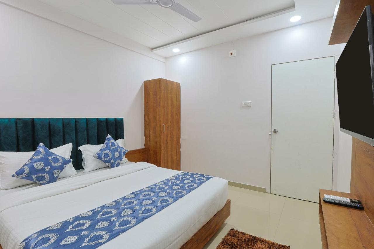 Hotel Monville Group Vadodara Buitenkant foto