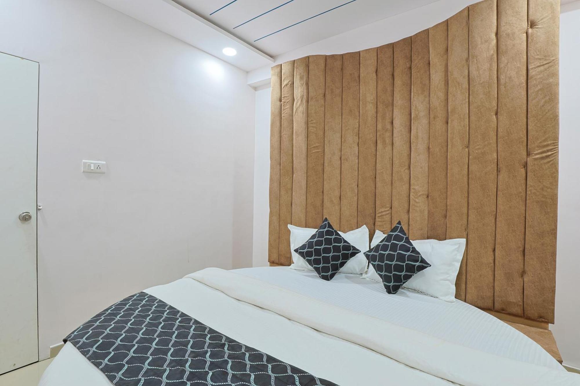Hotel Monville Group Vadodara Buitenkant foto